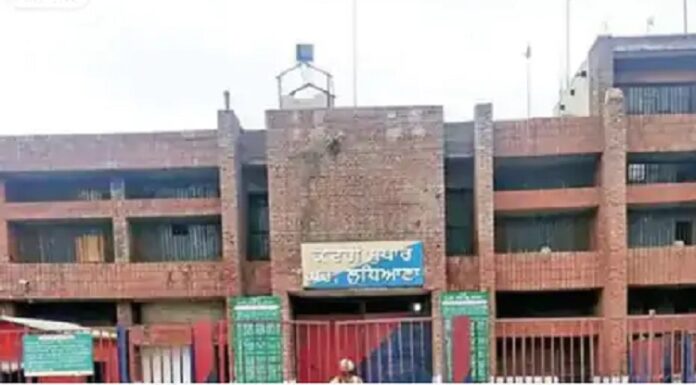 ਲੁਧਿਆਣਾ ‘ਚ 2 ਕੈਦੀ ਚਲਦੀ ਬੱਸ ‘ਚ ਪੁਲਿਸ ਨੂੰ ਧੱਕਾ ਦੇ ਕੇ ਫਰਾਰ, ਇਕ ਕਾਬੂ