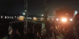 ਲੁਧਿਆਣਾ ‘ਚ ਕਿਸਾਨਾਂ ਨੇ ਰੋਕੀ ਟਰੇਨ, AC ਡੱਬਿਆਂ ‘ਚੋਂ ਉਤਰਨ ਲਈ ਕਿਹਾ ਤਾਂ ਰੇਲਵੇ ਟਰੈਕ ‘ਤੇ ਦਿੱਤਾ ਧਰਨਾ