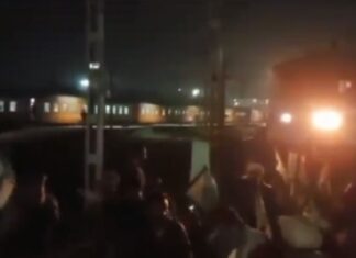 ਲੁਧਿਆਣਾ ‘ਚ ਕਿਸਾਨਾਂ ਨੇ ਰੋਕੀ ਟਰੇਨ, AC ਡੱਬਿਆਂ ‘ਚੋਂ ਉਤਰਨ ਲਈ ਕਿਹਾ ਤਾਂ ਰੇਲਵੇ ਟਰੈਕ ‘ਤੇ ਦਿੱਤਾ ਧਰਨਾ