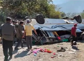 ਦਰਦਨਾਕ : ਟੂਰ ‘ਤੇ ਜਾਂਦੀਆਂ 2 ਸਕੂਲੀ ਬੱਸਾਂ ਪਲਟੀਆਂ, 15 ਵਿਦਿਆਰਥੀਆਂ ਦੀ ਮੌਤ, ਕਈ ਸੀਰੀਅਸ, ਪਿਆ ਚੀਕ-ਚਿਹਾੜਾ