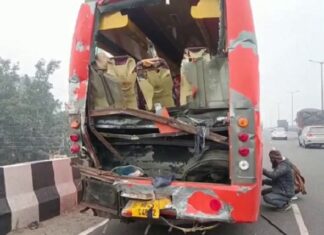 ਲੁਧਿਆਣਾ : 42 ਬੱਚਿਆਂ ਨਾਲ ਭਰੀ ਨਿੱਜੀ ਸਕੂਲ ਬੱਸ ਦਾ ਫਟਿਆ ਟਾਇਰ, 2 ਬੱਚੇ ਜ਼ਖਮੀ, ਸ੍ਰੀ ਦਰਬਾਰ ਸਾਹਿਬ ਜਾ ਰਹੇ ਸੀ ਮੱਥਾ ਟੇਕਣ