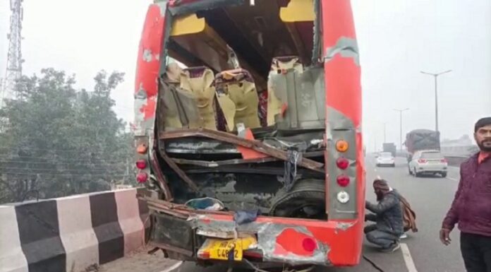 ਲੁਧਿਆਣਾ : 42 ਬੱਚਿਆਂ ਨਾਲ ਭਰੀ ਨਿੱਜੀ ਸਕੂਲ ਬੱਸ ਦਾ ਫਟਿਆ ਟਾਇਰ, 2 ਬੱਚੇ ਜ਼ਖਮੀ, ਸ੍ਰੀ ਦਰਬਾਰ ਸਾਹਿਬ ਜਾ ਰਹੇ ਸੀ ਮੱਥਾ ਟੇਕਣ