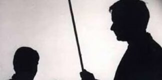 ਅਜੀਬ ਸਜ਼ਾ : ਸਕੂਲ ਨੇ ਵਿਦਿਆਰਥੀ ਤੋਂ ਲਿਖਵਾਇਆ ਮੈਂ ਸ਼ੈਤਾਨ ਹਾਂ, ਮਾਂ ਨੂੰ 3 ਘੰਟੇ ਧੁੱਪੇ ਕੀਤਾ ਖੜ੍ਹਾ