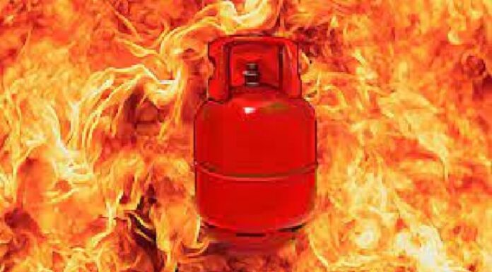 ਅੰਮ੍ਰਿਤਸਰ : ਹੋਟਲ ‘ਚ ਫਟਿਆ ਸਿਲੰਡਰ, ਧਮਾਕੇ ਦੀ ਆਵਾਜ਼ ਨਾਲ ਲੋਕ ਸਹਿਮੇ, 3 ਝੁਲਸੇ