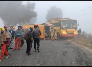 ਸੰਘਣੀ ਧੁੰਦ ਨਾਲ ਤੜਕਸਾਰ ਟਰੱਕ ਤੇ ਸਕੂਲ ਬੱਸ ਦੀ ਭਿਆਨਕ ਟੱਕਰ, ਸਕੂਲ ਬੱਸ ਡਰਾਈਵਰ ਸਮੇਤ 2 ਵਿਦਿਆਰਥੀਆਂ ਦੀ ਮੌਤ, ਟਰੱਕ ਵਾਲਾ ਫਰਾਰ
