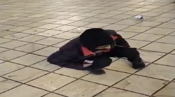 ਸ੍ਰੀ ਹਰਮਿੰਦਰ ਸਾਹਿਬ ਦੇ ਰਸਤੇ ‘ਤੇ ਮਿਲਿਆ ਨਸ਼ੇ ‘ਚ ਰੱਜਿਆ ਨੌਜਵਾਨ, ਵੀਡੀਓ ਵਾਇਰਲ