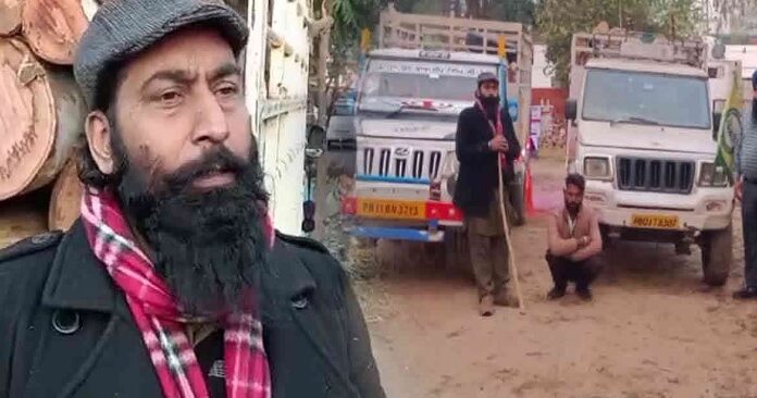 ਗੱਡੀਆਂ ‘ਤੇ ਕਿਸਾਨੀ ਝੰਡੇ ਲਾ ਕੇ ਜੰਗਲੋਂ ਸਰਕਾਰੀ ਲੱਕੜ ਚੋਰੀ ਕਰਦੇ 2 ਬੰਦੇ ਗ੍ਰਿਫਤਾਰ