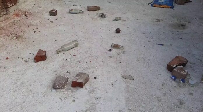 ਲੁਧਿਆਣਾ : ਨਸ਼ੇ ‘ਚ ਧੁੱਤ 16 ਵਿਅਕਤੀਆਂ ਨੇ ਘਰਾਂ ‘ਤੇ ਸ਼ਰਾਬ ਦੀਆਂ ਬੋਤਲਾਂ ਤੇ ਚਲਾਏ ਇੱਟਾਂ-ਰੋੜੇ, ਲੋਕਾਂ ਦੇ ਚਾੜ੍ਹੇ ਕੁਟਾਪੇ, ਫੈਲੀ ਦਹਿਸ਼ਤ