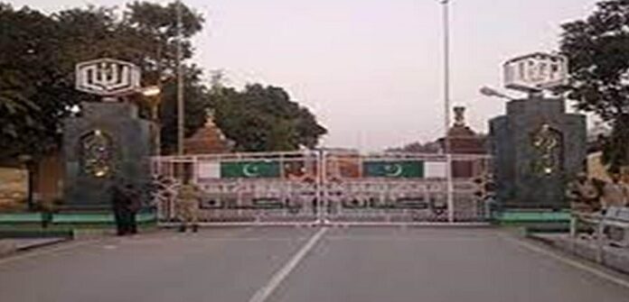 ਅਟਾਰੀ ਬਾਰਡਰ ‘ਤੇ ਇਕੋ ਪਰਿਵਾਰ ਦੇ 10 ਬੱਚੇ ਧਰਨੇ ‘ਤੇ ਬੈਠੇ, ਨਸ਼ੇ ਦੇ ਕੇਸ ‘ਚ ਗ੍ਰਿਫਤਾਰ ਪਿਤਾ ਦੀ ਰਿਹਾਈ ਮੰਗੀ