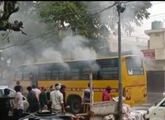 20 ਵਿਦਿਆਰਥੀਆਂ ਨਾਲ ਭਰੀ ਸਕੂਲ ਬੱਸ ਨੂੰ ਲੱਗੀ ਅੱਗ, ਪਿਆ ਚੀਕ-ਚਿਹਾੜਾ