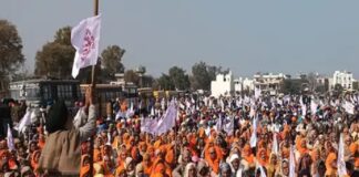 ਗੁਰੂ ਨਗਰੀ ‘ਚ ਗਣਤੰਤਰ ਦਿਵਸ ‘ਤੇ ਕਿਸਾਨਾਂ ਨੇ ਬੇਰੁਜ਼ਗਾਰੀ ‘ਤੇ ਘੇਰੀ ਸੂਬਾ ਤੇ ਕੇਂਦਰ ਸਰਕਾਰ, MSP ‘ਤੇ ਕਾਨੂੰਨ ਬਣਾਉਣ ਦੀ ਕੀਤੀ ਮੰਗ