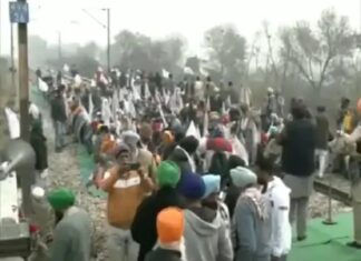 ਪੰਜਾਬ ‘ਚ ਕਿਸਾਨ ਮੁੜ ਪੱਟੜੀ ‘ਤੇ : 12 ਜ਼ਿਲ੍ਹਿਆਂ ‘ਚ 15 ਥਾਵਾਂ ’ਤੇ ਰੇਲਾਂ ਰੋਕੀਆਂ, ਸ਼ਾਮ 4 ਵਜੇ ਤੱਕ ਬੈਠਣਗੇ ਧਰਨੇ ‘ਤੇ