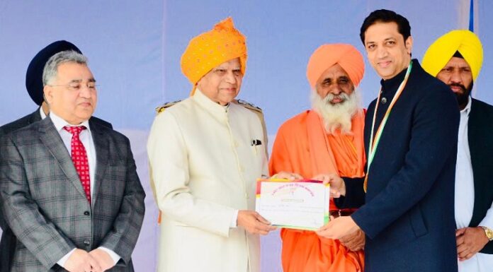 ਡੀਬੀਏ ਸਕੱਤਰ ਰਿਤਿਨ ਖੰਨਾ ਨੂੰ ਰਾਜਪਾਲ ਨੇ ਕੀਤਾ ਸਨਮਾਨਿਤ