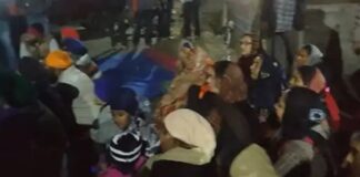 ਜਲੰਧਰ : ਧਾਰਮਿਕ ਪੋਸਟਰ ਪਾੜਨ ‘ਤੇ ਸਿੱਖ ਸੰਗਤ ‘ਚ ਰੋਸ, ਦਿੱਤਾ ਧਰਨਾ