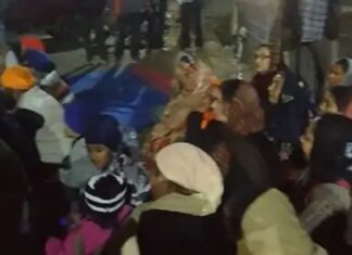 ਜਲੰਧਰ : ਧਾਰਮਿਕ ਪੋਸਟਰ ਪਾੜਨ ‘ਤੇ ਸਿੱਖ ਸੰਗਤ ‘ਚ ਰੋਸ, ਦਿੱਤਾ ਧਰਨਾ