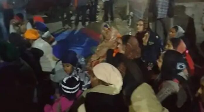 ਜਲੰਧਰ : ਧਾਰਮਿਕ ਪੋਸਟਰ ਪਾੜਨ ‘ਤੇ ਸਿੱਖ ਸੰਗਤ ‘ਚ ਰੋਸ, ਦਿੱਤਾ ਧਰਨਾ