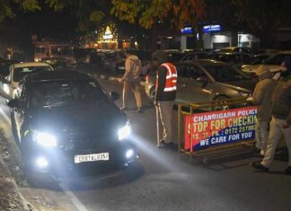 ਚੰਡੀਗੜ੍ਹ ‘ਚ ਲੁਟੇਰਿਆਂ ਨੇ ਪਿਸਤੌਲ ਦਿਖਾ ਕੇ ਲੁੱਟੀ ਬਾਰਿਜ਼ਾ ਕਾਰ, ਪੁਲਿਸ ਸੀਸੀਟੀਵੀ ਕੈਮਰੇ ਰਹੀ ਜਾਂਚ