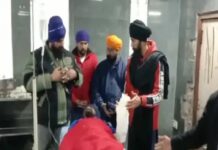 ਹਰਿਮੰਦਰ ਸਾਹਿਬ ‘ਚ ਫਿਰ ਚੱਲੀਆਂ ਤਲਵਾਰਾਂ : ਇਕ ਨਿਹੰਗ ਦੂਜੇ ਦਾ ਗੁੱਟ ਵੱਢ ਕੇ ਫਰਾਰ; ਵਿੱਕੀ ਥਾਮਸ ਨੇ ਲਗਾਏ ਧੱਕੇਸ਼ਾਹੀ ਦੇ ਦੋਸ਼