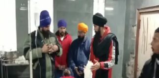 ਹਰਿਮੰਦਰ ਸਾਹਿਬ ‘ਚ ਫਿਰ ਚੱਲੀਆਂ ਤਲਵਾਰਾਂ : ਇਕ ਨਿਹੰਗ ਦੂਜੇ ਦਾ ਗੁੱਟ ਵੱਢ ਕੇ ਫਰਾਰ; ਵਿੱਕੀ ਥਾਮਸ ਨੇ ਲਗਾਏ ਧੱਕੇਸ਼ਾਹੀ ਦੇ ਦੋਸ਼