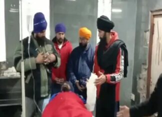 ਹਰਿਮੰਦਰ ਸਾਹਿਬ ‘ਚ ਫਿਰ ਚੱਲੀਆਂ ਤਲਵਾਰਾਂ : ਇਕ ਨਿਹੰਗ ਦੂਜੇ ਦਾ ਗੁੱਟ ਵੱਢ ਕੇ ਫਰਾਰ; ਵਿੱਕੀ ਥਾਮਸ ਨੇ ਲਗਾਏ ਧੱਕੇਸ਼ਾਹੀ ਦੇ ਦੋਸ਼