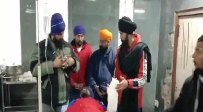 ਹਰਿਮੰਦਰ ਸਾਹਿਬ ‘ਚ ਫਿਰ ਚੱਲੀਆਂ ਤਲਵਾਰਾਂ : ਇਕ ਨਿਹੰਗ ਦੂਜੇ ਦਾ ਗੁੱਟ ਵੱਢ ਕੇ ਫਰਾਰ; ਵਿੱਕੀ ਥਾਮਸ ਨੇ ਲਗਾਏ ਧੱਕੇਸ਼ਾਹੀ ਦੇ ਦੋਸ਼