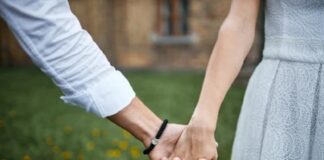 ਵਿਆਹੁਤਾ ਨੇ ਪਾ ਲਈ ਗੁਆਂਢੀ ਨਾਲ ਪਿਆਰ ਦੀ ਪੀਂਘ, ਵਿਆਹ ਦੀ ਜ਼ਿੱਦ ਕਰਨ ਲੱਗਾ ਤਾਂ ਕਹਿੰਦੀ ਪਤੀ ਹੀ ਮੇਰਾ ਸਭ ਕੁਝ ਆ, ਅਗਲੇ ਨੇ ਘਰ ਆ ਕੇ ਧੌਣ ਲਾਹ’ਤੀ