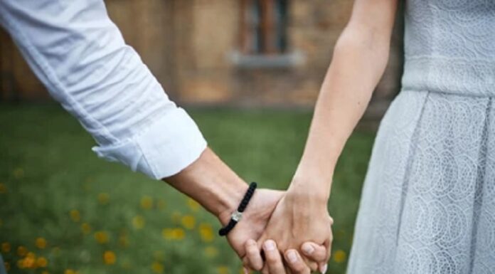 ਵਿਆਹੁਤਾ ਨੇ ਪਾ ਲਈ ਗੁਆਂਢੀ ਨਾਲ ਪਿਆਰ ਦੀ ਪੀਂਘ, ਵਿਆਹ ਦੀ ਜ਼ਿੱਦ ਕਰਨ ਲੱਗਾ ਤਾਂ ਕਹਿੰਦੀ ਪਤੀ ਹੀ ਮੇਰਾ ਸਭ ਕੁਝ ਆ, ਅਗਲੇ ਨੇ ਘਰ ਆ ਕੇ ਧੌਣ ਲਾਹ’ਤੀ