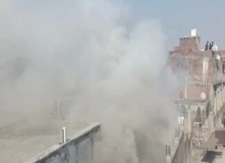 ਲੁਧਿਆਣਾ : ਬਹੁ-ਮੰਜ਼ਿਲਾ ਕੱਪੜਾ ਗੋਦਾਮ ਨੂੰ ਭਿਆਨਕ ਅੱਗ, ਲੱਖਾਂ ਦਾ ਮਾਲ ਸੜ ਕੇ ਸੁਆਹ, ਤੰਗ ਗਲ਼ੀਆਂ ਨੇ ਵਧਾਈ ਫਾਇਰ ਬ੍ਰਿਗੇਡ ਦੀ ਮੁਸ਼ਕਲ