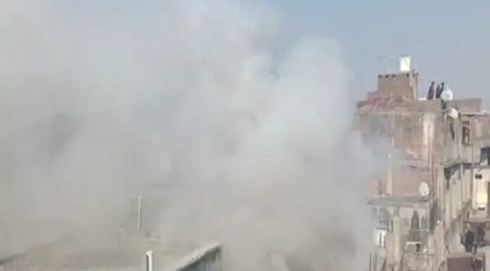 ਲੁਧਿਆਣਾ : ਬਹੁ-ਮੰਜ਼ਿਲਾ ਕੱਪੜਾ ਗੋਦਾਮ ਨੂੰ ਭਿਆਨਕ ਅੱਗ, ਲੱਖਾਂ ਦਾ ਮਾਲ ਸੜ ਕੇ ਸੁਆਹ, ਤੰਗ ਗਲ਼ੀਆਂ ਨੇ ਵਧਾਈ ਫਾਇਰ ਬ੍ਰਿਗੇਡ ਦੀ ਮੁਸ਼ਕਲ