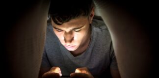 ਦੇਰ ਰਾਤ ਤੇ ਸਵੇਰੇ ਉੱਠਣ ‘ਤੇ ਮੋਬਾਇਲ ਦੀ ਵਰਤੋਂ ਕਰਨਾ ਖ਼ਤਰਨਾਕ; ਅੱਖਾਂ ਦੀ ਰੋਸ਼ਨੀ ਜਾਣ, ਨਪੁੰਸਕਤਾ ਤੇ ਕੈਂਸਰ ਦਾ ਵੀ ਖਤਰਾ