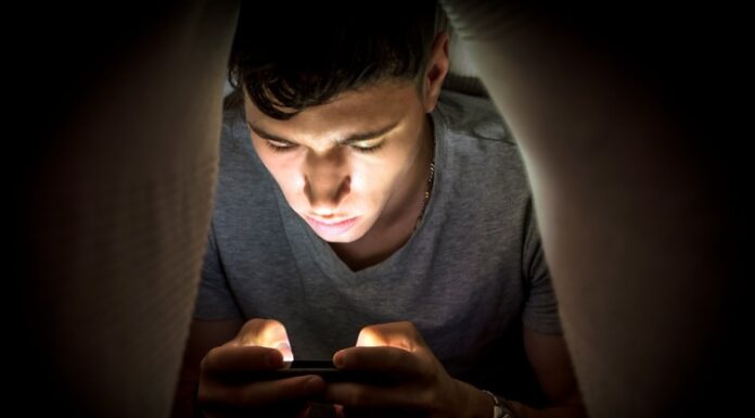 ਦੇਰ ਰਾਤ ਤੇ ਸਵੇਰੇ ਉੱਠਣ ‘ਤੇ ਮੋਬਾਇਲ ਦੀ ਵਰਤੋਂ ਕਰਨਾ ਖ਼ਤਰਨਾਕ; ਅੱਖਾਂ ਦੀ ਰੋਸ਼ਨੀ ਜਾਣ, ਨਪੁੰਸਕਤਾ ਤੇ ਕੈਂਸਰ ਦਾ ਵੀ ਖਤਰਾ