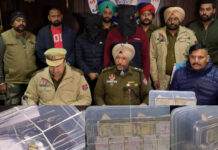 ਜਲੰਧਰ ਦੇ ਕੋਟਕ ਮਹਿੰਦਰਾ ਬੈਂਕ ‘ਚ 9 ਲੱਖ ਦੀ ਲੁੱਟ ਕਰਨ ਵਾਲੇ ਲੁਟੇਰੇ ਗ੍ਰਿਫਤਾਰ, ਅੰਮ੍ਰਿਤਸਰ ਤੋਂ ਖੋਹੀ ਕਾਰ ਵੀ ਬਰਾਮਦ