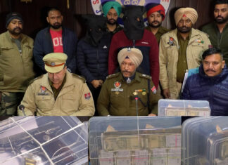 ਜਲੰਧਰ ਦੇ ਕੋਟਕ ਮਹਿੰਦਰਾ ਬੈਂਕ ‘ਚ 9 ਲੱਖ ਦੀ ਲੁੱਟ ਕਰਨ ਵਾਲੇ ਲੁਟੇਰੇ ਗ੍ਰਿਫਤਾਰ, ਅੰਮ੍ਰਿਤਸਰ ਤੋਂ ਖੋਹੀ ਕਾਰ ਵੀ ਬਰਾਮਦ