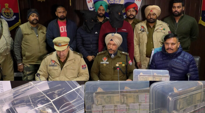ਜਲੰਧਰ ਦੇ ਕੋਟਕ ਮਹਿੰਦਰਾ ਬੈਂਕ ‘ਚ 9 ਲੱਖ ਦੀ ਲੁੱਟ ਕਰਨ ਵਾਲੇ ਲੁਟੇਰੇ ਗ੍ਰਿਫਤਾਰ, ਅੰਮ੍ਰਿਤਸਰ ਤੋਂ ਖੋਹੀ ਕਾਰ ਵੀ ਬਰਾਮਦ