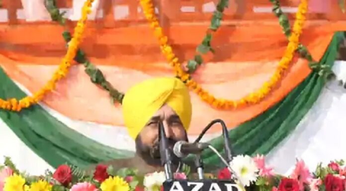 CM ਮਾਨ ਨੇ ਲਹਿਰਾਇਆ ਤਿਰੰਗਾ : ਕਿਹਾ – ਜੇ ਮੇਰੇ ਕਿਸੇ ਰਿਸ਼ਤੇਦਾਰ ਨੂੰ ਵੀ ਰੇਤ ਦੀ ਖਾਨ ਦੇਣ ‘ਤੇ ਦਸਤਖਤ ਕੀਤੇ ਤਾਂ ਇਸ ਨੂੰ ਮੇਰਾ ਡੈੱਥ ਵਾਰੰਟ ਸਮਝੀਓ