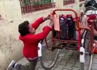 ਪਿਤਾ ਦੀ ਮੌਤ ਤੋਂ ਬਾਅਦ 14 ਸਾਲਾ ਅਪਾਹਿਜ ਪ੍ਰਿੰਸ ਟਰਾਈਸਾਈਕਲ ‘ਤੇ ਜੁਰਾਬਾਂ ਵੇਚ ਕੇ ਪਰਿਵਾਰ ਨੂੰ ਰਿਹੈ ਪਾਲ, 8ਵੀਂ ਦੀ ਪੜ੍ਹਾਈ ਵੀ ਕਰ ਰਿਹੈ ਨਾਲ