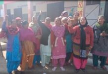 ਹੁਸ਼ਿਆਰਪੁਰ : ਸ਼ਰਾਬ ਦੇ ਨਸ਼ੇ ‘ਚ ਟੱਲੀ ਅਧਿਆਪਕ ਨੇ ਵਿਦਿਆਰਥਣਾਂ ਨਾਲ ਕੀਤੀਆਂ ਅਸ਼ਲੀਲ ਹਰਕਤਾਂ, ਪਿੰਡ ਵਾਲਿਆਂ ਦੇ ਆਉਣ ਤੋਂ ਪਹਿਲਾਂ ਅਧਿਆਪਕ ਭੱਜਿਆ