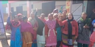 ਹੁਸ਼ਿਆਰਪੁਰ : ਸ਼ਰਾਬ ਦੇ ਨਸ਼ੇ ‘ਚ ਟੱਲੀ ਅਧਿਆਪਕ ਨੇ ਵਿਦਿਆਰਥਣਾਂ ਨਾਲ ਕੀਤੀਆਂ ਅਸ਼ਲੀਲ ਹਰਕਤਾਂ, ਪਿੰਡ ਵਾਲਿਆਂ ਦੇ ਆਉਣ ਤੋਂ ਪਹਿਲਾਂ ਅਧਿਆਪਕ ਭੱਜਿਆ