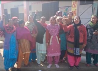 ਹੁਸ਼ਿਆਰਪੁਰ : ਸ਼ਰਾਬ ਦੇ ਨਸ਼ੇ ‘ਚ ਟੱਲੀ ਅਧਿਆਪਕ ਨੇ ਵਿਦਿਆਰਥਣਾਂ ਨਾਲ ਕੀਤੀਆਂ ਅਸ਼ਲੀਲ ਹਰਕਤਾਂ, ਪਿੰਡ ਵਾਲਿਆਂ ਦੇ ਆਉਣ ਤੋਂ ਪਹਿਲਾਂ ਅਧਿਆਪਕ ਭੱਜਿਆ