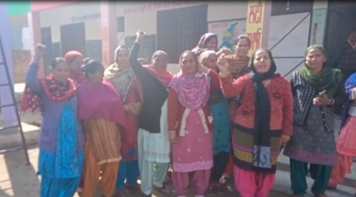 ਹੁਸ਼ਿਆਰਪੁਰ : ਸ਼ਰਾਬ ਦੇ ਨਸ਼ੇ ‘ਚ ਟੱਲੀ ਅਧਿਆਪਕ ਨੇ ਵਿਦਿਆਰਥਣਾਂ ਨਾਲ ਕੀਤੀਆਂ ਅਸ਼ਲੀਲ ਹਰਕਤਾਂ, ਪਿੰਡ ਵਾਲਿਆਂ ਦੇ ਆਉਣ ਤੋਂ ਪਹਿਲਾਂ ਅਧਿਆਪਕ ਭੱਜਿਆ