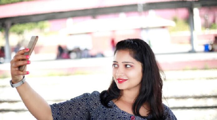 ਸੈਲਫੀ ਖੋਲ੍ਹ ਦਿੰਦੀ ਏ ਤੁਹਾਡੇ ਕਿਰਦਾਰ ਦੇ ਕਈ ਰਾਜ਼, ਜਾਣੋ ਕੀ ਸੰਕੇਤ ਦਿੰਦੈ ਸੈਲਫੀ ਲੈਣ ਦਾ ਸਟਾਈਲ