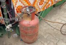 ਚੋਰਾਂ ਦਾ ਖ਼ੌਫ਼ ! ਧਰਨੇ ‘ਤੇ ਬੈਠੇ ਕਿਸਾਨਾਂ ਨੇ ਚਾਹ ਪੀਣ ਲਈ ਰੱਖੇ ਸਿਲੰਡਰ ਨੂੰ ਸੰਗਲ ਬੰਨ੍ਹ ਕੇ ਜੜ੍ਹਿਆ ਤਾਲਾ