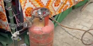 ਚੋਰਾਂ ਦਾ ਖ਼ੌਫ਼ ! ਧਰਨੇ ‘ਤੇ ਬੈਠੇ ਕਿਸਾਨਾਂ ਨੇ ਚਾਹ ਪੀਣ ਲਈ ਰੱਖੇ ਸਿਲੰਡਰ ਨੂੰ ਸੰਗਲ ਬੰਨ੍ਹ ਕੇ ਜੜ੍ਹਿਆ ਤਾਲਾ