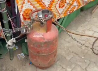 ਚੋਰਾਂ ਦਾ ਖ਼ੌਫ਼ ! ਧਰਨੇ ‘ਤੇ ਬੈਠੇ ਕਿਸਾਨਾਂ ਨੇ ਚਾਹ ਪੀਣ ਲਈ ਰੱਖੇ ਸਿਲੰਡਰ ਨੂੰ ਸੰਗਲ ਬੰਨ੍ਹ ਕੇ ਜੜ੍ਹਿਆ ਤਾਲਾ