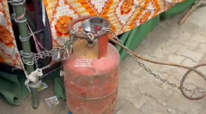 ਚੋਰਾਂ ਦਾ ਖ਼ੌਫ਼ ! ਧਰਨੇ ‘ਤੇ ਬੈਠੇ ਕਿਸਾਨਾਂ ਨੇ ਚਾਹ ਪੀਣ ਲਈ ਰੱਖੇ ਸਿਲੰਡਰ ਨੂੰ ਸੰਗਲ ਬੰਨ੍ਹ ਕੇ ਜੜ੍ਹਿਆ ਤਾਲਾ