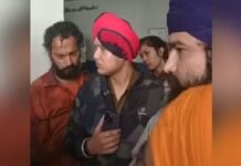 ਬੇਅਦਬੀ ! ਜਲੰਧਰ ‘ਚ ਵਿਅਕਤੀ ਨੇ ਗੁਟਕਾ ਸਾਹਿਬ ਦੇ ਅੰਗ ਪਾੜ ਕੇ ਗਲੀ ‘ਚ ਸੁੱਟੇ, ਲੋਕਾਂ ਨੇ ਫੜ ਕੇ ਕੀਤੀ ਛਿੱਤਰ-ਪਰੇਡ