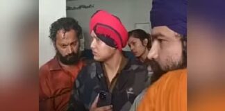 ਬੇਅਦਬੀ ! ਜਲੰਧਰ ‘ਚ ਵਿਅਕਤੀ ਨੇ ਗੁਟਕਾ ਸਾਹਿਬ ਦੇ ਅੰਗ ਪਾੜ ਕੇ ਗਲੀ ‘ਚ ਸੁੱਟੇ, ਲੋਕਾਂ ਨੇ ਫੜ ਕੇ ਕੀਤੀ ਛਿੱਤਰ-ਪਰੇਡ