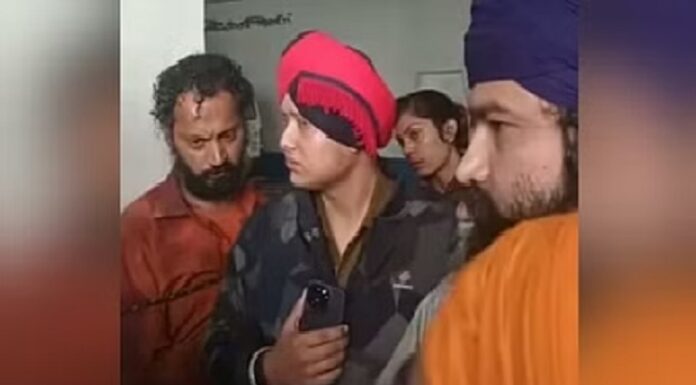 ਬੇਅਦਬੀ ! ਜਲੰਧਰ ‘ਚ ਵਿਅਕਤੀ ਨੇ ਗੁਟਕਾ ਸਾਹਿਬ ਦੇ ਅੰਗ ਪਾੜ ਕੇ ਗਲੀ ‘ਚ ਸੁੱਟੇ, ਲੋਕਾਂ ਨੇ ਫੜ ਕੇ ਕੀਤੀ ਛਿੱਤਰ-ਪਰੇਡ