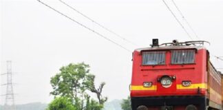 ਲੁਧਿਆਣਾ : ਟਰੇਨ ਦੀਆਂ ਤਤਕਾਲ ਟਿਕਟਾਂ ਬਲੈਕ ਕਰਦੇ 2 ਰੇਲਵੇ ਮੁਲਾਜ਼ਮ ਗ੍ਰਿਫਤਾਰ, ਅਫਸਰਾਂ ਦੇ ਨਾਂ ‘ਤੇ ਲੈਂਦੇ ਸਨ ਟਿਕਟਾਂ