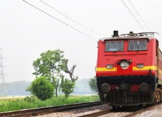 ਲੁਧਿਆਣਾ : ਟਰੇਨ ਦੀਆਂ ਤਤਕਾਲ ਟਿਕਟਾਂ ਬਲੈਕ ਕਰਦੇ 2 ਰੇਲਵੇ ਮੁਲਾਜ਼ਮ ਗ੍ਰਿਫਤਾਰ, ਅਫਸਰਾਂ ਦੇ ਨਾਂ ‘ਤੇ ਲੈਂਦੇ ਸਨ ਟਿਕਟਾਂ